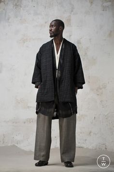 Jan-Jan Van Essche SS22 menswear #18 - Tagwalk : Le Moteur de Recherche de la Mode Silhouette Mode, Linen Style Fashion, Fashion Silhouette, Monochrome Fashion, Male Fashion Trends, Mens Outfit Inspiration, Spring Summer 2022