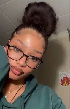 Planetj8an Instagram, Glasses Frames For Long Faces, Glasses Inspo Black Women, Glasses On Black Girls, Cute Girls With Glasses Aesthetic, Pretty Black Women With Glasses, Baddie With Glasses, Glasses Women Aesthetic, Glasses Baddie