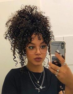 curly hairstyles for a night out Heart Shaped Face Hairstyles, Night Hairstyles, Hairstyle Youtube, Short Hair Lengths, Short Curly Haircuts, Shoulder Hair, Penteado Cabelo Curto, Curly Bob Hairstyles, Girl Short Hair