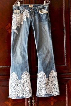 Jeans With Lace, Reworked Denim, Mode Shoes, Boho Jeans, Repurposed Clothing, Diy Vetement, Estilo Hippie, Denim Ideas