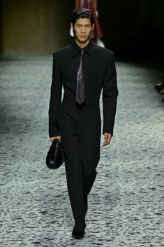 Bottega Veneta RTW Fall 2023 [PHOTOS] – WWD Classic Men Fashion, High Fashion Suits Men, Men In Black Aesthetic, Man High Fashion, James Bond Fashion, Male High Fashion, Black Outfits Men, Black Suits For Men, Bottega Veneta Menswear