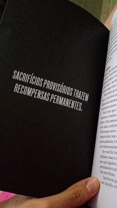 a person is holding an open book in their left hand, with the words sacrificios provodus traem recompensas permanentites written on it