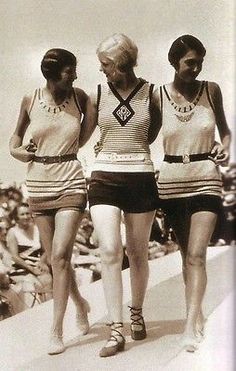 Vintage Flapper 3 gals Swimsuits Photo 1 1920s Flappers Jazz Prohibition Runway Swimwear, 1920s Swimsuit, Suzanne Lenglen, Vintage Beach Photos, Swimwear Photography, Spring Portraits, Roaring 20, 1920's Fashion, Jean Patou