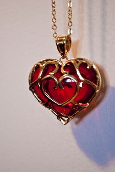 Loz Heart Container, Container Necklace, Heart Amulet, Red Crystal Jewelry, Heart Container, Pretty Jewelry Necklaces, Heart Accessories, Magical Jewelry