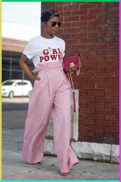 Business Casual Tee Shirt Outfit, Street Style Brunch Outfit, Pink Casual Work Outfit, Artsy Look Outfits, Casual T Shirt Outfit Women, Business Casual Outfits Colorful, Smart Casual Work Outfit Women Summer, T Shirt Work Outfit, Funky Business Casual Outfits