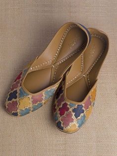 Daily Use Sandals For Women, Indian Footwear Aesthetic, Mojri Jutti, Kussa Shoes, Khusa Design, Panjabi Juti, Jutti Design, Punjabi Juti, Pakistani Shoes