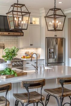 Charming Farmhouse Kitchen Counter Decor Tips Beautiful Kitchens Farmhouse, Farmhouse Kitchen Counter Decor Ideas, Pole Barn Kitchen, Farmhouse Kitchen Counter Decor, Modern Rustic Farmhouse Kitchen, Indoor House Ideas, Farmhouse Kitchen Backsplash Ideas, Kitchen Counter Decor Ideas, Counter Decor Ideas