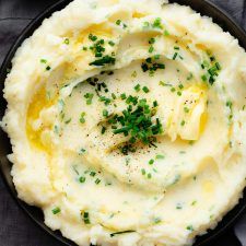 Best Christmas Dinner Recipes, Sour Cream Mashed Potatoes, Smoked Potatoes, Creamy Garlic Mashed Potatoes, Garlic Mashed Potatoes Recipe, Whipped Potatoes, Thanksgiving Food Sides, Mashed Potatoes Recipe, Best Thanksgiving Recipes