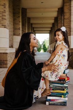 Maternity Graduation Photos, Nursing Graduation Photo Ideas, Doctorate Photoshoot Ideas, Single Mom Graduation Pictures, Mom And Son Graduation Pictures