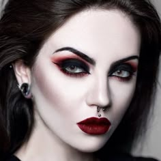 Beatriz Mariano, Maquillage Goth, Goth Makeup Looks, Goth Eye Makeup, Halloweenský Makeup, Halloween Make-up Looks, Lips Black, Vampire Makeup, Cute Eyeshadow Looks