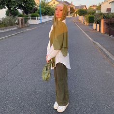 Hijabstyle Outfits Modest Fashion, Hijabi Outfits Modest, Aesthetic Islam Wallpaper, Hijabi Outfits Summer, Allah Quotes Quran, Hijabstyle Outfits, Hijabi Aesthetic Outfits, Hijabi Street Style