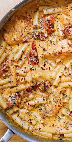 Chicken Sun-Dried Tomato Pasta with Mozzarella Sauce in a stainless steel pan Chicken Mozzarella Pasta, Chicken Mozzarella, Italian Chicken Pasta, Pasta Creamy, Tomato Pasta Recipe, Mozzarella Pasta, Resep Pasta, Creamy Pasta Sauce, Mozzarella Chicken