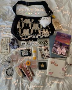 Whats Inside My Bag Handbags, Whats In Purse, What To Pack In A Bag, Inside Bag Organization, Shoulder Bag Essentials, What’s In My Mini Tote Bag, Whats In Bag, What To Put In Your Work Bag, What’s In My Bag Korean