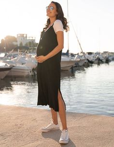 Maternity Black Dress, Stylish Maternity Outfits, Pregnancy Stages, Stylish Maternity, Pregnant Mom, Pregnant Woman, Pregnancy Outfits, Black Midi