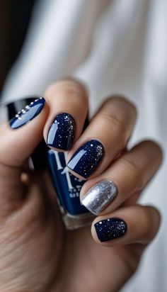 Dark Blue Nail Inspiration, Dark Blue Starry Nails, Star Night Nails, Dark Blue White Nails, Blue Nails With Silver Design, Nails Dark Blue And White, Dark Blue Silver Nails, Silver And Navy Nails, Nails Night Sky