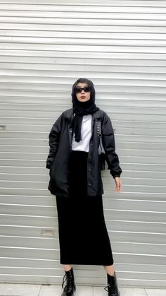 Yearbook Monokrom, Mafia Hijab Style, Black Outfit Hijab Casual, Mafia Style Women Hijab, All Black Outfit Hijab, Mafia Yearbook, All Black Hijab Outfit