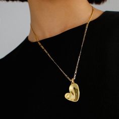 Product Details： Process: 18K gold plated Material: Copper Size: The inner circumference of the small heart necklace is 46cm (the length of the pendant is 2cm), the inner circumference of the heart of the large necklace is 46-51cm (the length of the pendant is 3.8cm) Weight: about 6g (small) / 16g (large) Simple Heart Necklace, Small Heart Necklace, Large Necklace, Chic Necklace, Chanel Earrings, Metal Heart, Silver Heart Necklace, 925 Silver Jewelry, Swarovski Pearls