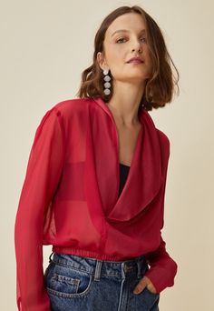 Blusa transparência elástico cintura com estilo vintage que todo mundo ama. Perfeita para deixar seu look com um toque elegante. Essa blusa é transparente e tem manga longa, elástico na cintura e decote v com aba. Looks Vintage, Red Leather, Red Leather Jacket, Bell Sleeves, Women's Blazer, Bell Sleeve Top, Sleeve Blouse, Sleeve Top, Ruffle Blouse