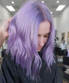 Cabelo roxo: 65 ideias, tutoriais e dicas para uma transformação colorida Pastel Purple Hair, Lavender Hair Colors, Light Purple Hair, Violet Pastel, Cabello Hair, Hair Color Pastel