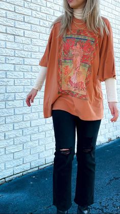 80s Graphic Tee Outfit, Styling Baggy Tshirts, Layering Tees Outfit, Boho Graphic Tee Outfit, Graphic Tee Over Turtleneck, Boho Outfits Skirt, Clothing Trend 2023, Graphic Design Outfit Style, Blue Nirvana Shirt Outfit