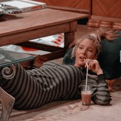 Friends Phoebe Buffay, Phoebe Friends, Friends Collage, Monica Geller, Insta Icon