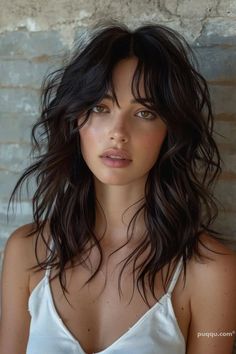 Layers Black Hair Medium, Wavy Hairstyles Layers, Medium Long Wavy Haircut, Medium Length Hair Shaggy Layers, Medium Length Hair With Layers And Bangs Popular Haircuts, Wavy Haircut Ideas Medium, Shag Cut Medium Hair, Bleachless Hair Colours, Shag Wavy Haircut