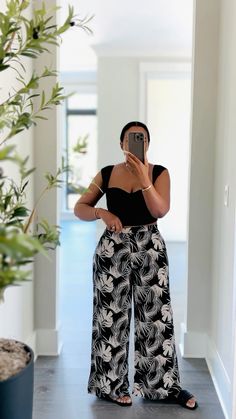 Beach Trousers Outfit, Hawaii Outfits Ideas, Curvy Style Outfits, Beach Trousers, Trousers Outfit, Hawaii Outfits, Dressy Casual Outfits, Effortlessly Chic Outfits, Classy Casual Outfits