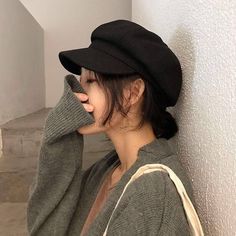 Autumn Hats For Women, Painter Hat Outfit, Beret Hat Outfit Korean, Newsboy Hat Outfit Women, Beret Cap Outfit, News Boy Hat Outfit, Outfit With Beret Hat, Newsboy Cap Women Outfit, Winter Hat Aesthetic