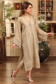 Shaadi Dresses, Farida Hasan, Casual Bridal Dress, Pret Wear, Pakistan Dress, Pakistani Formal Dresses, Silk Suits, Luxury Pret, Summer Designs