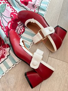 Fashion Core, Heel Mary Janes, Heart Shoes, Elegant Heels, Heart Fashion, Heart Top, Mary Jane Heels, Pretty Shoes, Shoe Lover