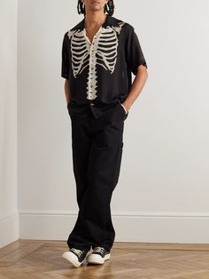 KAPITAL's shirt depicts skeleton bones along the chest, back and sleeves, a graphic the brand regularly revisits. Made from lightweight, semi-sheer voile, it's tailored with a relaxed camp collar and has a loose shape. Style it as part of a black-and-white outfit to make the most of the motif. Skeleton Outfit, Insane Fashion, Mens Grunge, Skeleton Clothes, Plus Size Male, Spooky Chic, Novel Inspiration, Skeleton Bones, Skeleton Shirt