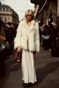 Look Boho Chic, Walking Down The Street, Parisienne Chic, Fuzzy Coat, Quoi Porter, Estilo Hippie, White Fur, Coat Outfits, Kate Moss