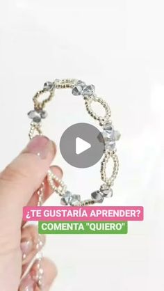 someone is holding a bracelet with beads on it and the caption reads, i te gusteria apprender? comenta'quiero