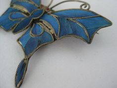 Antique Chinese Kingfisher Butterfly Brooch Dynasty Bird Feather Inlay Blue Vintage Excellent Condition Materials: light gold tone & Kingfisher bird feather Condition: excellent vintage/antique with very light wear Size in inches: H - 1 5/8 W - 2 Maker's mark: none Questions welcome Antique Handmade Blue Brooches, Elegant Blue Butterfly Brooches, Kingfisher Bird, Bird Feather, Butterfly Brooch, Maker's Mark, Kingfisher, Blue Vintage, Bird Feathers