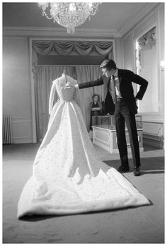 Yves Saint Laurent et la robe de mariage de Farah Dibah, impératrice d’Iran. Décembre 1959. Farah Pahlavi, Farah Diba, Royal Brides, Royal Weddings, Vintage Glamour