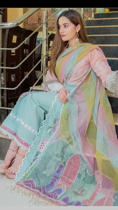 Follow me as sania khan Kurti Design Ideas, Dress Ideas Summer, Summer Casual Dress, Shadi Dresses, Asian Bridal Dresses, Pakistani Celebrities, Casual Indian Fashion