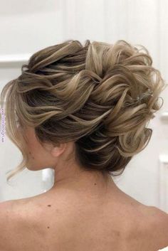 48 Mother Of The Bride Hairstyles   Looking for the best hairstyle? No more searching! This website has 48 hairstyles ideas specifically for the mother of the bride. #Layereddrinks Mother Of The Bride Hairdos, Hairstyles High, Mother Of The Bride Hairstyles, Mother Of The Groom Hairstyles, Mother Of The Bride Hair, Curly Updo, Bridal Hair Updo, Hairstyle Look, Penteado Cabelo Curto