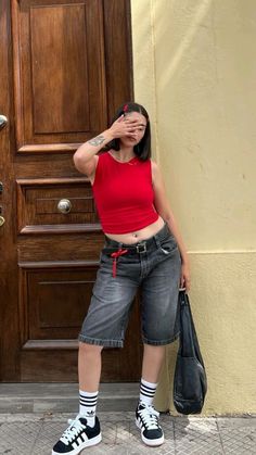 Jorts Outfit Ideas For Women, Jorts Outfit Plus Size, Cargo Jorts Outfits Women, Long Jorts Outfits, Jorts Outfit Aesthetic, Cargo Shorts Outfits Women, Summer Grunge Outfits, The Olsen Twins, Curvy Casual Outfits