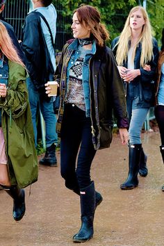 Alexa Chung Festival, Festival Outfit Winter, Alexa Chung Street Style, Gig Outfits, Glastonbury Fashion, Winter Festival Outfit, Electric Picnic, Barbour Style, Alexa Chung Style