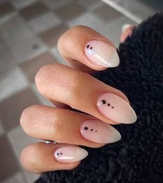 Stiletto Nails Short, Dot Nail Designs, Minimalist Nail, Boho Nails, Minimal Nails Art, Pointy Nails, Work Nails, Dots Nails