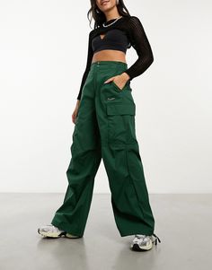 Sportswear by Nike Make your jeans jealous Stretch-back waistband Functional pockets Tie cuffs Oversized fit Dark Green Baggy Pants Outfit, Dark Green Cargo Pants Outfit, Cargo Jeans Outfit, Green Cargo Pants Outfit, Oversized Cargo Pants, Baggy Pants Outfit, Green Inspo, Cargo Outfit, Nike Streetwear