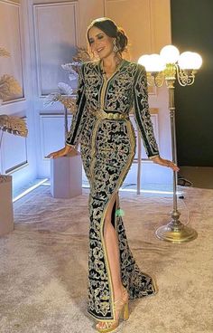 Moroccan Dress Modern, Morrocan Fashion, Classy Gowns, Casual Fashion Trends, Kaftan Designs, Moroccan Fashion, Fancy Dresses Long, Mode Abaya, Moroccan Dress