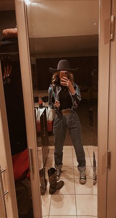 Old School Country Outfits, Country Outfit With Sneakers, Western Chill Outfits, Western Jumper Outfit, Western Outfits With Black Jeans, Western Clothes Aesthetic, 90s Cowboy Fashion, Western Flannel Outfits Women