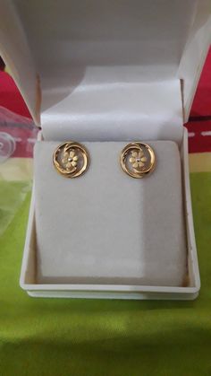 Gold Studs Designs For Daily Use, Earings Gold Design Modern, Simple Gold Earrings Indian, Small Earrings Gold Studs, Gold Small Earrings Studs, Gold Earrings Designs Modern, Simple Earrings Gold Indian, Small Earrings Gold Simple, Gold Earrings Designs Indian