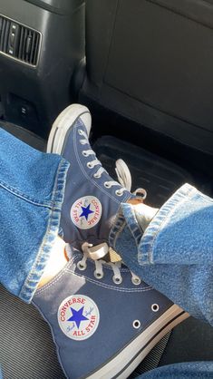 Highcut Converse, 90s Boys Fashion, Dark Blue Converse, Cute Converse Shoes, Cute Converse, Converse Outfit, Blue Converse