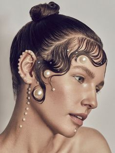 Make Com Glitter, Avant Garde Hair, Mode Editorials, Editorial Hair, Gone Girl, Beauty Shoot, Beauty Portrait, Creative Hairstyles, Artistic Hair