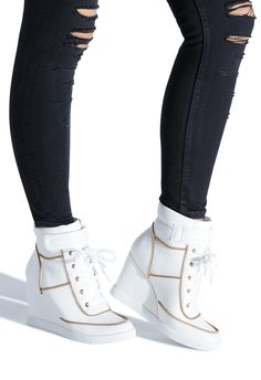 White Wedge Sneakers, Sand Boots, Mode Shoes, Girly Shoes, Sneakers For Women, Fashion High Heels, Footwear Design Women, Diy Shoes, Pretty Shoes