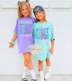 Elementary grade Comfort Colors® Shirt - perfect for back to school  Preschool - Fifth Grade  📋 HOW TO ORDER: 1. Select the size ( Comfort Colors® Fit is true to size - please size up 2 sizes for oversized look) 2. Select the color (XXS available in limited colors) 3. Select the quantity  4. Add personalization if required 5.Add to Cart ("buy now" will take you directly to checkout and "add to cart" will allow you to continue shopping with us) 6. Submit order (Shipping will automatically be com Back To School Shirts Kids, Girls Back To School Outfits, First Day Of School Shirt, Heat Press Designs, Girl's Back, Back To School Outfits, School Shirts, School Outfits, Kids Tops