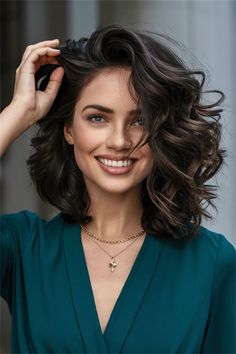 Short Hair Deep Side Part, Hollywood Curls Hairstyle, Deep Part Hairstyles, Short Soft Curls, Side Part Curly Hair, Pretty Curly Hairstyles, Hairstyles Juda, Heart Shaped Face Hairstyles, Expensive Homes