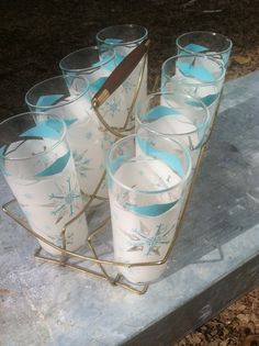 there are many glasses that have blue ribbons on them